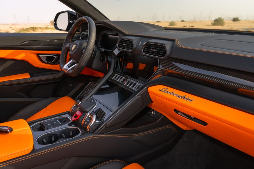  rental in DubaiLamborghini Urus Black